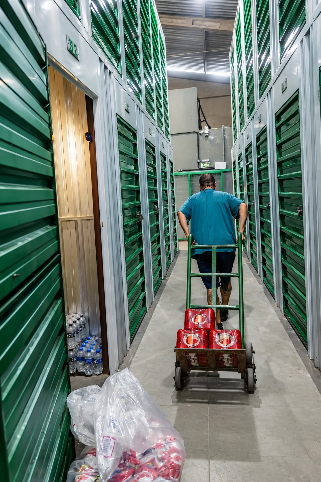 Movimentação de mercadorias com carrinho entre os boxes da Alogue